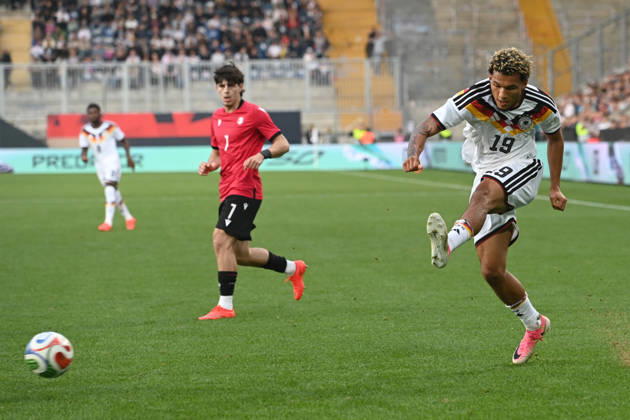 Paris BRUNNER (GER) gegen Vakhtang Salia (GEO) Aktion, Zweikampf, Fussball Laenderspiel, U21, U 21 EM-Qualifikation, Deutschland - Georgien 2-0 am 06.10.2026, Schueco-Arena Bielefeld, Â