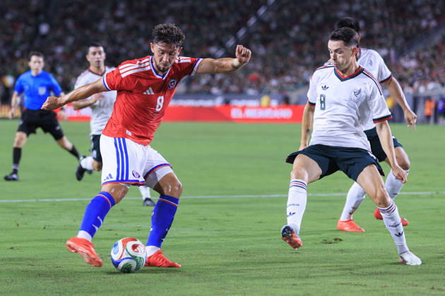 October 6, 2026, Los Angeles, California, USA: Felipe Loyola 8 of Chile makes a goal attempt as Alvaro Fidalgo 8 of Mexico defends during an International Friendly, Länderspiel, Nationalmannschaft at the Los Angeles Memorial Coliseum on Tuesday October 6, 2026 in Los Angeles, California. Mexico loses to Chile, 0-2. ARIANA RUIZ PI Los Angeles USA - ZUMAp124 20261006_zaa_p124_118 Copyright: xArianaxRuizx