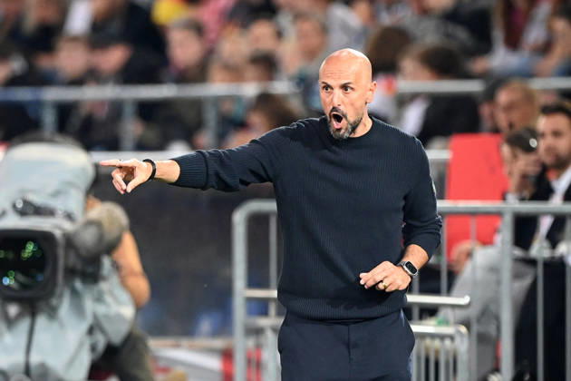 Bundestrainer Antonio DI SALVO (GER) gibt Anweisungen an seine Spieler,, Gestik, Geste, gestikuliert, Fussball Laenderspiel, U21, U 21 EM-Qualifikation, Deutschland - Georgien 2-0 am 06.10.2026, Schueco-Arena Bielefeld, Â