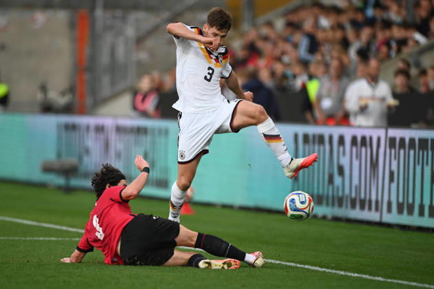 Lukas ULLRICH (GER) gegen Dato BUKIA (GEO) Aktion, Zweikampf, Fussball Laenderspiel, U21, U 21 EM-Qualifikation, Deutschland - Georgien 2-0 am 06.10.2026, Schueco-Arena Bielefeld, Â