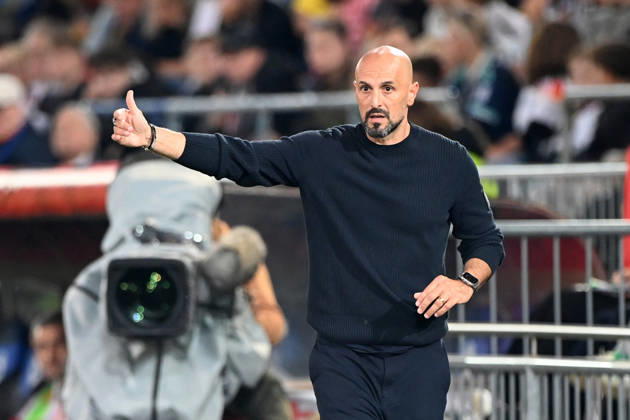 Bundestrainer Antonio DI SALVO (GER) gibt Anweisungen an seine Spieler,, Gestik, Geste, gestikuliert, Fussball Laenderspiel, U21, U 21 EM-Qualifikation, Deutschland - Georgien 2-0 am 06.10.2026, Schueco-Arena Bielefeld, Â