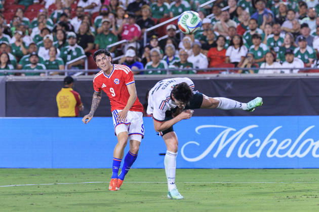 October 6, 2026, Los Angeles, California, USA: Israel Reyes 15 of Mexico blocks a shot attempt from Maximiliano Gutierrez 9 of Chile during an International Friendly, Länderspiel, Nationalmannschaft at the Los Angeles Memorial Coliseum on Tuesday October 6, 2026 in Los Angeles, California. Mexico loses to Chile, 0-2. ARIANA RUIZ PI Mexico Vs. Chile - ZUMAp124 20261006_zaa_p124_119 Copyright: xArianaxRuizx