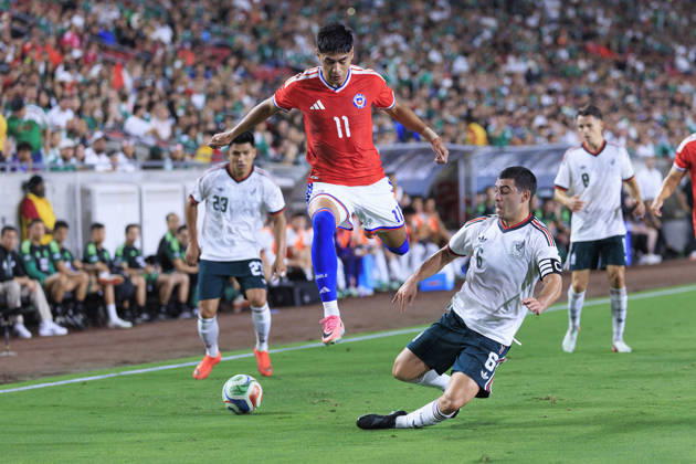 October 6, 2026, Los Angeles, California, USA: Erik Lira 6 of Mexico slide tackles Dario Osorio 11 of Chile during an International Friendly, Länderspiel, Nationalmannschaft at the Los Angeles Memorial Coliseum on Tuesday October 6, 2026 in Los Angeles, California. Mexico loses to Chile, 0-2. ARIANA RUIZ PI Mexico Vs. Chile - ZUMAp124 20261006_zaa_p124_120 Copyright: xArianaxRuizx