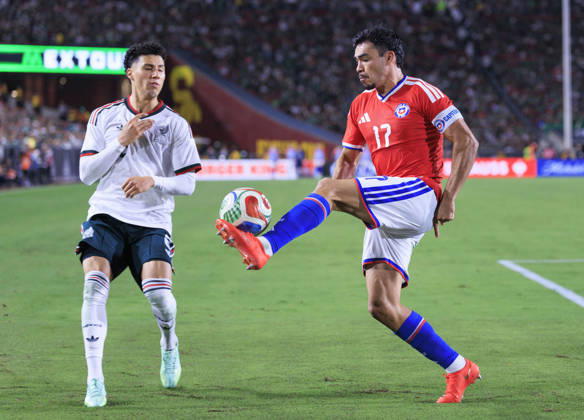 October 6, 2026, Los Angeles, California, USA: Gabriel Suazo 17 of Chile clears the ball from Jorge Sanchez 2 of Mexico during an International Friendly, Länderspiel, Nationalmannschaft at the Los Angeles Memorial Coliseum on Tuesday October 6, 2026 in Los Angeles, California. Mexico loses to Chile, 0-2. ARIANA RUIZ PI Mexico Vs. Chile - ZUMAp124 20261006_zaa_p124_121 Copyright: xArianaxRuizx
