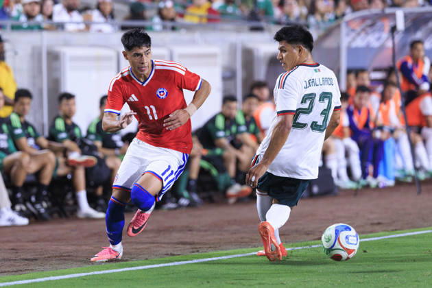 October 6, 2026, Los Angeles, California, USA: Jesus Gallardo 23 of Mexico steals the ball from Dario Osorio 11 of Chile during an International Friendly, Länderspiel, Nationalmannschaft at the Los Angeles Memorial Coliseum on Tuesday October 6, 2026 in Los Angeles, California. Mexico loses to Chile, 0-2. ARIANA RUIZ PI Mexico Vs. Chile - ZUMAp124 20261006_zaa_p124_122 Copyright: xArianaxRuizx