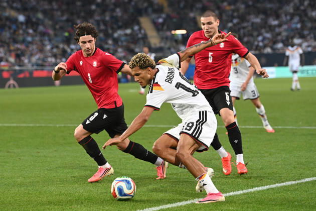 Paris BRUNNER (GER) gegen Dato BUKIA (GEO) und Aleksandre Amisulashvili (GEO) Aktion, Zweikampf, Fussball Laenderspiel, U21, U 21 EM-Qualifikation, Deutschland - Georgien 2-0 am 06.10.2026, Schueco-Arena Bielefeld, Â