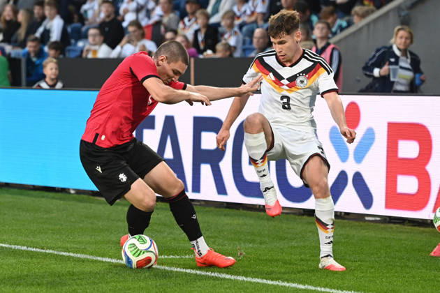 Lukas ULLRICH (GER) gegen Aleksandre Amisulashvili (GEO) Aktion, Zweikampf, Fussball Laenderspiel, U21, U 21 EM-Qualifikation, Deutschland - Georgien 2-0 am 06.10.2026, Schueco-Arena Bielefeld, Â