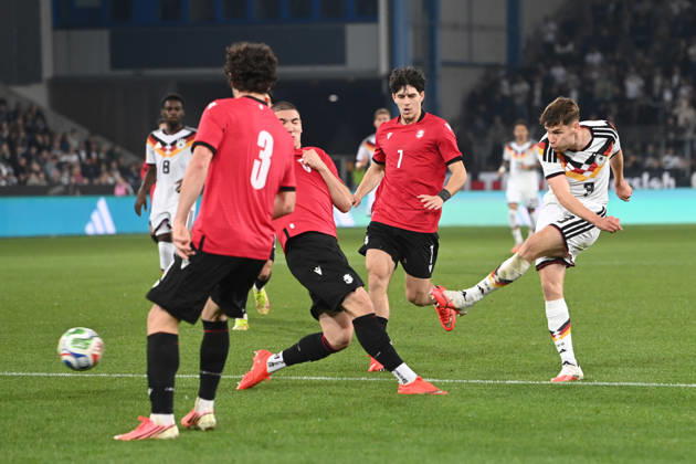 Lukas ULLRICH (GER) gegen Aleksandre Amisulashvili (GEO) Aktion, Zweikampf, Torchance, Fussball Laenderspiel, U21, U 21 EM-Qualifikation, Deutschland - Georgien 2-0 am 06.10.2026, Schueco-Arena Bielefeld, Â