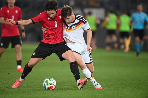 Lukas ULLRICH (GER) gegen Dato BUKIA (GEO) Aktion, Zweikampf, Fussball Laenderspiel, U21, U 21 EM-Qualifikation, Deutschland - Georgien 2-0 am 06.10.2026, Schueco-Arena Bielefeld, Â