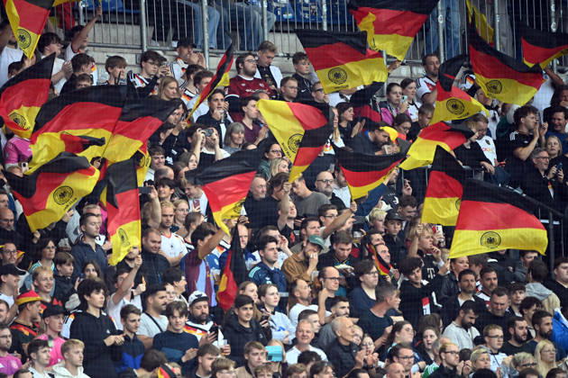 Deutschland-Fans mit ihren Fahnen, Feature, Randmotiv, Symbolfoto, Fussball Laenderspiel, U21, U 21 EM-Qualifikation, Deutschland - Georgien 2-0 am 06.10.2026, Schueco-Arena Bielefeld, Â
