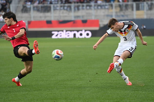 Lukas ULLRICH (GER) gegen Dato BUKIA (GEO) Aktion, Zweikampf, Fussball Laenderspiel, U21, U 21 EM-Qualifikation, Deutschland - Georgien 2-0 am 06.10.2026, Schueco-Arena Bielefeld, Â