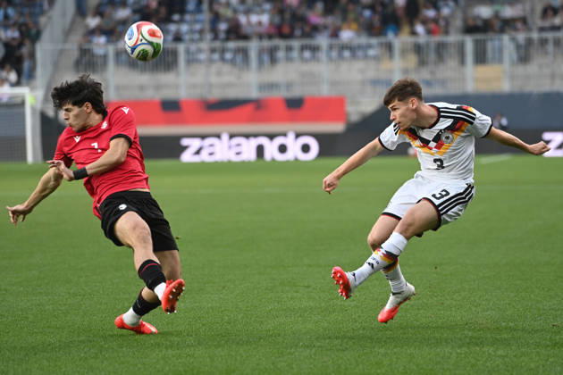 Lukas ULLRICH (GER) gegen Dato BUKIA (GEO) Aktion, Zweikampf, Fussball Laenderspiel, U21, U 21 EM-Qualifikation, Deutschland - Georgien 2-0 am 06.10.2026, Schueco-Arena Bielefeld, Â