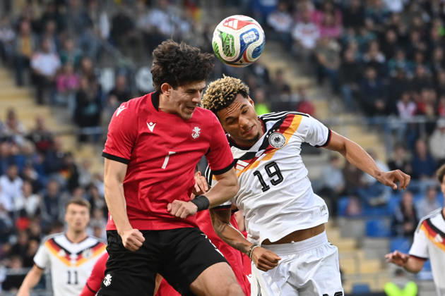 Paris BRUNNER (GER) gegen Vakhtang Salia (GEO) Kopfball, Kopfballduell, Fussball Laenderspiel, U21, U 21 EM-Qualifikation, Deutschland - Georgien 2-0 am 06.10.2026, Schueco-Arena Bielefeld, Â