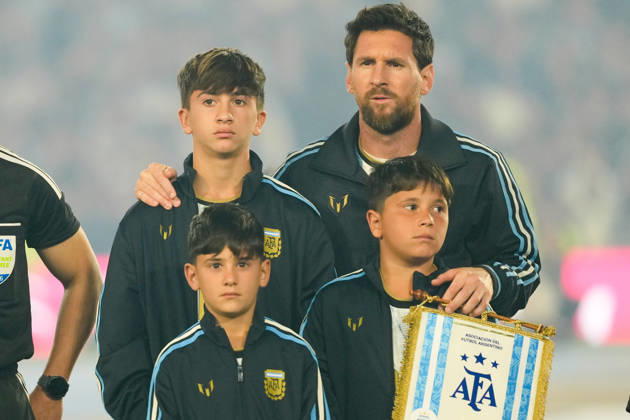BUENOS AIRES, ARGENTINA 6 OCTOBER: Lionel Messi, an Argentina player, hugs his sons Thiago, Mateo and Ciro whilst the Argentine national anthem is being sung, during a friendly match between Argentina and Benin at the Estadio Monumental Antonio V. Liberti on 6 October 2026 in Buenos Aires, Argentina. Copyright: xMBxMediax