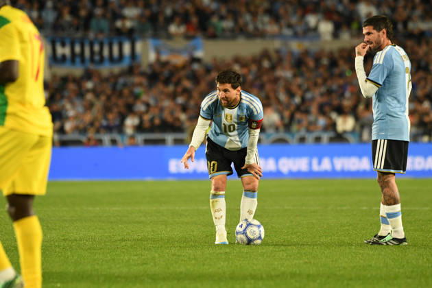 BUENOS AIRES, ARGENTINA 6 OCTOBER: Argentine footballer Lionel Messi talks to Argentine midfielder Rodrigo De Paul during a free-kick in a friendly match between Argentina and Benin at the Estadio Monumental Antonio V. Liberti on 6 October 2026 in Buenos Aires, Argentina. Copyright: xMBxMediax