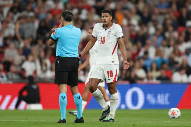 LONDON, ENGLAND - OCTOBER 6: Jude Bellingham of England complains to match referee Serdar Gozubuyuk after receiving a foul during the UEFA Nations League 2026 27 group phase match between England and Czechia at Wembley Stadium on October 6, 2026 in London, England. Copyright: xMBxMediax