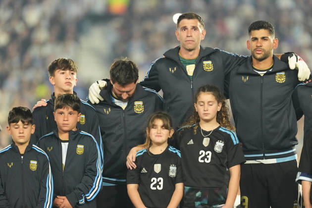 BUENOS AIRES, ARGENTINA 6 OCTOBER: Lionel Messi, an Argentina player, breaks down in tears whilst the Argentine national anthem is being sung, embraced by Emiliano Martinez and Gabriel Cuti Romero during a friendly match between Argentina and Benin at the Estadio Monumental Antonio V. Liberti on 6 October 2026 in Buenos Aires, Argentina. Copyright: xMBxMediax