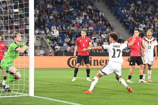 Noah DARVICH (GER) Torchance gegen Torwart Papuna Beruashvili (GEO) Aktion, Zweikampf, Fussball Laenderspiel, U21, U 21 EM-Qualifikation, Deutschland - Georgien 2-0 am 06.10.2026, Schueco-Arena Bielefeld, Â