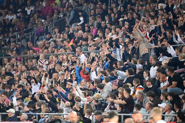 Die Zuschauer machen die LA Ola-Welle, laola, Feature, Randmotiv, Symbolfoto, Jubel, jubeln, Freude, cheers, Fussball Laenderspiel, U21, U 21 EM-Qualifikation, Deutschland - Georgien 2-0 am 06.10.2026, Schueco-Arena Bielefeld, Â