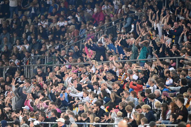 Die Zuschauer machen die LA Ola-Welle, laola, Feature, Randmotiv, Symbolfoto, Jubel, jubeln, Freude, cheers, Fussball Laenderspiel, U21, U 21 EM-Qualifikation, Deutschland - Georgien 2-0 am 06.10.2026, Schueco-Arena Bielefeld, Â