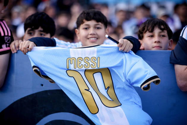 The last match of Messi in Buenos Aires, Argentina - 06 Oct 2026 Argentina fan show the last Messi shirt prior to the match between Argentina and Benin International Friendly, Länderspiel, Nationalmannschaft match, The last match of Messi with Argentina national team, Nationalteam Final score: Argentina 3 - 0 Benin Buenos Aires Argentina Copyright: xRobertoxTuerox xSOPAxImagesx Roberto--Tuero-1456605