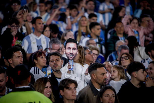 The last match of Messi in Buenos Aires, Argentina - 06 Oct 2026 A fan with Messi face mask seen during the match between Argentina and Benin International Friendly, Länderspiel, Nationalmannschaft match, The last match of Messi with Argentina national team, Nationalteam Final score: Argentina 3 - 0 Benin Buenos Aires Argentina Copyright: xRobertoxTuerox xSOPAxImagesx Roberto--Tuero-1456610