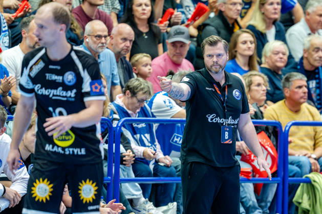 Solingen, 06.10.2026, Handball, Herren, EHF, European League, Gruppenphase, 2. Spieltag, 2026 2027, Bergischer HC - IK Sävehof Arnor Gunnarsson (Trainer Bergischer HC) gibt Anweisungen Solingen Klingenhalle NRW Germany
