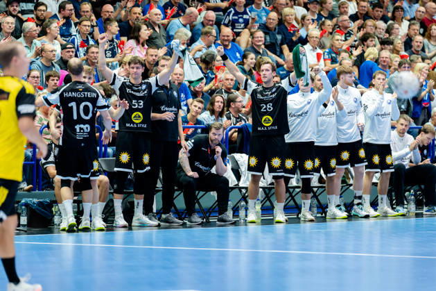 Solingen, 06.10.2026, Handball, Herren, EHF, European League, Gruppenphase, 2. Spieltag, 2026 2027, Bergischer HC - IK Sävehof Jubel auf der Bank des BHC mit Sören Steinhaus (Bergischer HC, 53, li.) und Tom Bergner (Bergischer HC, 28, re.) Solingen Klingenhalle NRW Germany