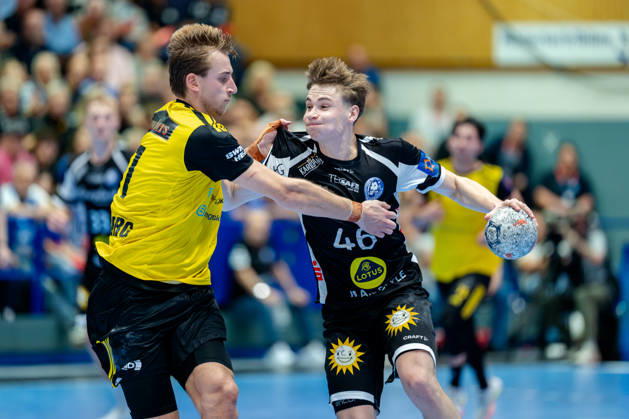 Solingen, 06.10.2026, Handball, Herren, EHF, European League, Gruppenphase, 2. Spieltag, 2026 2027, Bergischer HC - IK Sävehof Julian Fuchs (Bergischer HC, 46) im Zweikampf mit David Sandberg (IK Sävehof, 21) Solingen Klingenhalle NRW Germany