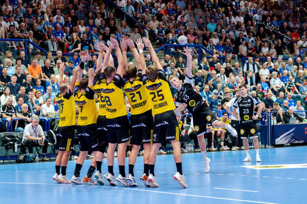 Solingen, 06.10.2026, Handball, Herren, EHF, European League, Gruppenphase, 2. Spieltag, 2026 2027, Bergischer HC - IK Sävehof Zeb Bjerneld (Bergischer HC, 33) beim letzten Freiwurf vor der Halbzeit gegen den Abwehrblock aus Sävehof Solingen Klingenhalle NRW Germany