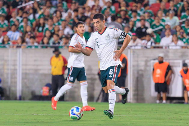 October 6, 2026, Los Angeles, California, USA: Erik Lira 6 of Mexico during an International Friendly, Länderspiel, Nationalmannschaft match against Chile at Los Angeles Memorial Coliseum on Tuesday, October 6, 2026, in Los Angeles, California. Mexico loses to Chile, 0-2. JAVIER ROJAS PI Los Angeles USA - ZUMAp124 20261006_zaa_p124_127 Copyright: xJavierxRojasx