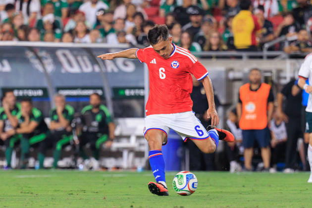 October 6, 2026, Los Angeles, California, USA: Vicente Pizarro 6 of Chile passes the ball during an International Friendly, Länderspiel, Nationalmannschaft match against Mexico at Los Angeles Memorial Coliseum on Tuesday, October 6, 2026, in Los Angeles, California. Mexico loses to Chile, 0-2. JAVIER ROJAS PI Mexico Vs. Peru - ZUMAp124 20261006_zaa_p124_126 Copyright: xJavierxRojasx