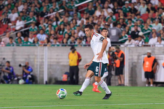 October 6, 2026, Los Angeles, California, USA: Erik Lira 6 of Mexico passes the ball during an International Friendly, Länderspiel, Nationalmannschaft match against Chile at Los Angeles Memorial Coliseum on Tuesday, October 6, 2026, in Los Angeles, California. Mexico loses to Chile, 0-2. JAVIER ROJAS PI Mexico Vs. Peru - ZUMAp124 20261006_zaa_p124_128 Copyright: xJavierxRojasx
