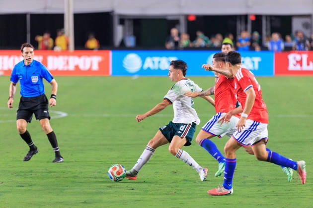 October 6, 2026, Los Angeles, California, USA: Alvaro Fidalgo 8 of Mexico tries to get past Chile defenders during an International Friendly, Länderspiel, Nationalmannschaft match against Chile at Los Angeles Memorial Coliseum on Tuesday, October 6, 2026, in Los Angeles, California. Mexico loses to Chile, 0-2. JAVIER ROJAS PI Los Angeles USA - ZUMAp124 20261006_zaa_p124_138 Copyright: xJavierxRojasx
