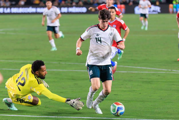 October 6, 2026, Los Angeles, California, USA: Armando Gonzalez 14 of Mexico tries to get past goalkeeper, Lawrence Vigouroux 12 of Chile during an International Friendly, Länderspiel, Nationalmannschaft match at Los Angeles Memorial Coliseum on Tuesday, October 6, 2026, in Los Angeles, California. Mexico loses to Chile, 0-2. JAVIER ROJAS PI Los Angeles USA - ZUMAp124 20261006_zaa_p124_140 Copyright: xJavierxRojasx