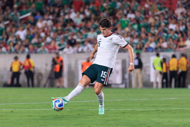 October 6, 2026, Los Angeles, California, USA: Israel Reyes 15 of Mexico during an International Friendly, Länderspiel, Nationalmannschaft match against Chile at Los Angeles Memorial Coliseum on Tuesday, October 6, 2026, in Los Angeles, California. Mexico loses to Chile, 0-2. JAVIER ROJAS PI Mexico Vs. Peru - ZUMAp124 20261006_zaa_p124_132 Copyright: xJavierxRojasx