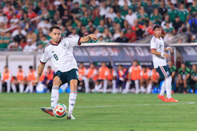 October 6, 2026, Los Angeles, California, USA: Alvaro Fidalgo 8 of Mexico passes the ball during an International Friendly, Länderspiel, Nationalmannschaft match against Chile at Los Angeles Memorial Coliseum on Tuesday, October 6, 2026, in Los Angeles, California. Mexico loses to Chile, 0-2. JAVIER ROJAS PI Mexico Vs. Peru - ZUMAp124 20261006_zaa_p124_133 Copyright: xJavierxRojasx