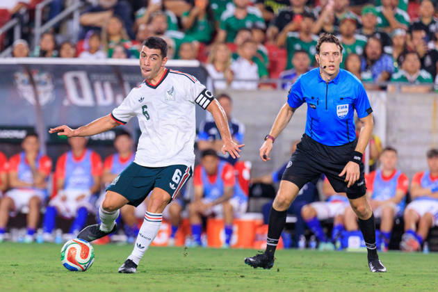 October 6, 2026, Los Angeles, California, USA: Erik Lira 6 of Mexico passes the ball during an International Friendly, Länderspiel, Nationalmannschaft match against Chile at Los Angeles Memorial Coliseum on Tuesday, October 6, 2026, in Los Angeles, California. Mexico loses to Chile, 0-2. JAVIER ROJAS PI Mexico Vs. Peru - ZUMAp124 20261006_zaa_p124_134 Copyright: xJavierxRojasx