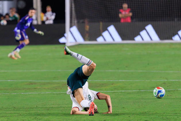 October 6, 2026, Los Angeles, California, USA: Alvaro Fidalgo 8 of Mexico goes down after a foul during an International Friendly, Länderspiel, Nationalmannschaft match against Chile at Los Angeles Memorial Coliseum on Tuesday, October 6, 2026, in Los Angeles, California. Mexico loses to Chile, 0-2. JAVIER ROJAS PI Mexico Vs. Peru - ZUMAp124 20261006_zaa_p124_135 Copyright: xJavierxRojasx