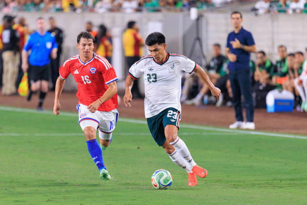 October 6, 2026, Los Angeles, California, USA: Jesus Gallardo 23 of Mexico is defended by Gonzalo Tapia 16 of Chile during an International Friendly, Länderspiel, Nationalmannschaft match at Los Angeles Memorial Coliseum on Tuesday, October 6, 2026, in Los Angeles, California. Mexico loses to Chile, 0-2. JAVIER ROJAS PI Mexico Vs. Peru - ZUMAp124 20261006_zaa_p124_137 Copyright: xJavierxRojasx