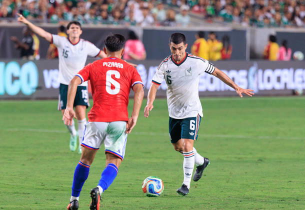 October 6, 2026, Los Angeles, California, USA: Erik Lira 6 of Mexico passes the ball over Vicente Pizarro 6 of Chile during an International Friendly, Länderspiel, Nationalmannschaft match at Los Angeles Memorial Coliseum on Tuesday, October 6, 2026, in Los Angeles, California. Mexico loses to Chile, 0-2. JAVIER ROJAS PI Los Angeles USA - ZUMAp124 20261006_zaa_p124_145 Copyright: xJavierxRojasx