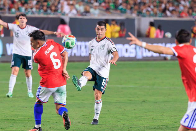 October 6, 2026, Los Angeles, California, USA: Erik Lira 6 of Mexico passes the ball over Vicente Pizarro 6 of Chile during an International Friendly, Länderspiel, Nationalmannschaft match at Los Angeles Memorial Coliseum on Tuesday, October 6, 2026, in Los Angeles, California. Mexico loses to Chile, 0-2. JAVIER ROJAS PI Los Angeles USA - ZUMAp124 20261006_zaa_p124_146 Copyright: xJavierxRojasx
