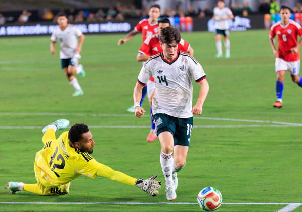 October 6, 2026, Los Angeles, California, USA: Armando Gonzalez 14 of Mexico tries to get past goalkeeper, Lawrence Vigouroux 12 of Chile during an International Friendly, Länderspiel, Nationalmannschaft match at Los Angeles Memorial Coliseum on Tuesday, October 6, 2026, in Los Angeles, California. Mexico loses to Chile, 0-2. JAVIER ROJAS PI Mexico Vs. Peru  - ZUMAp124 20261006_zaa_p124_141 Copyright: xJavierxRojasx
