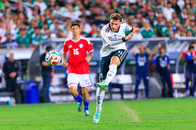 October 6, 2026, Los Angeles, California, USA: Santiago Gimenez 11 of Mexico takes a shot into goal during an International Friendly, Länderspiel, Nationalmannschaft match against Chile at Los Angeles Memorial Coliseum on Tuesday, October 6, 2026, in Los Angeles, California. Mexico loses to Chile, 0-2. JAVIER ROJAS PI Los Angeles USA - ZUMAp124 20261006_zaa_p124_148 Copyright: xJavierxRojasx