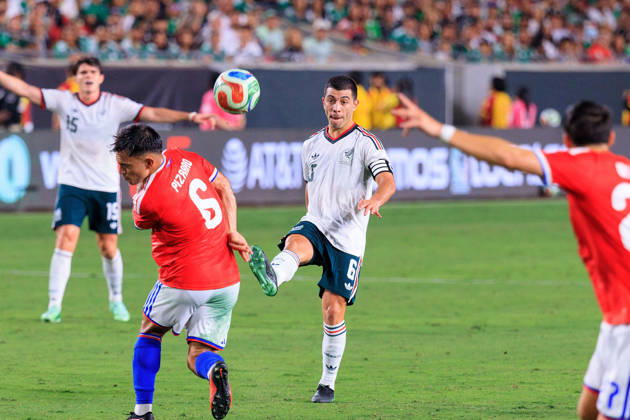 October 6, 2026, Los Angeles, California, USA: Erik Lira 6 of Mexico passes the ball over Vicente Pizarro 6 of Chile during an International Friendly, Länderspiel, Nationalmannschaft match at Los Angeles Memorial Coliseum on Tuesday, October 6, 2026, in Los Angeles, California. Mexico loses to Chile, 0-2. JAVIER ROJAS PI Mexico Vs. Peru - ZUMAp124 20261006_zaa_p124_147 Copyright: xJavierxRojasx
