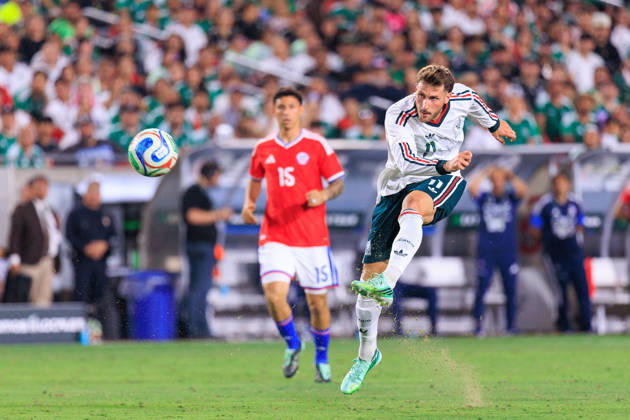 October 6, 2026, Los Angeles, California, USA: Santiago Gimenez 11 of Mexico takes a shot into goal during an International Friendly, Länderspiel, Nationalmannschaft match against Chile at Los Angeles Memorial Coliseum on Tuesday, October 6, 2026, in Los Angeles, California. Mexico loses to Chile, 0-2. JAVIER ROJAS PI Los Angeles USA - ZUMAp124 20261006_zaa_p124_149 Copyright: xJavierxRojasx