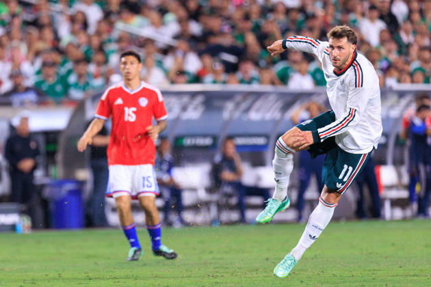 October 6, 2026, Los Angeles, California, USA: Santiago Gimenez 11 of Mexico takes a shot into goal during an International Friendly, Länderspiel, Nationalmannschaft match against Chile at Los Angeles Memorial Coliseum on Tuesday, October 6, 2026, in Los Angeles, California. Mexico loses to Chile, 0-2. JAVIER ROJAS PI Los Angeles USA - ZUMAp124 20261006_zaa_p124_150 Copyright: xJavierxRojasx