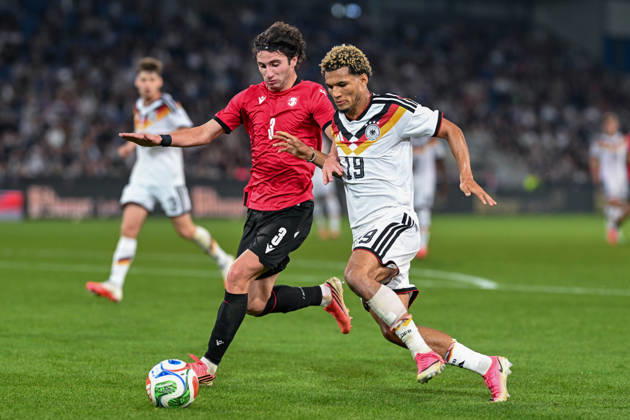 U21, U 21 Laenderspiel - 26 27 - Deutschland - Georgien am 06.10.2026 in der SchücoArena in Bielefeld Paris Brunner (Deustchland) im Zweikampf gegen Dato Bukia (Georgien).
