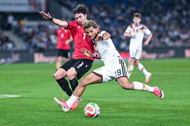 U21, U 21 Laenderspiel - 26 27 - Deutschland - Georgien am 06.10.2026 in der SchücoArena in Bielefeld Paris Brunner (Deustchland) im Zweikampf gegen Dato Bukia (Georgien).
