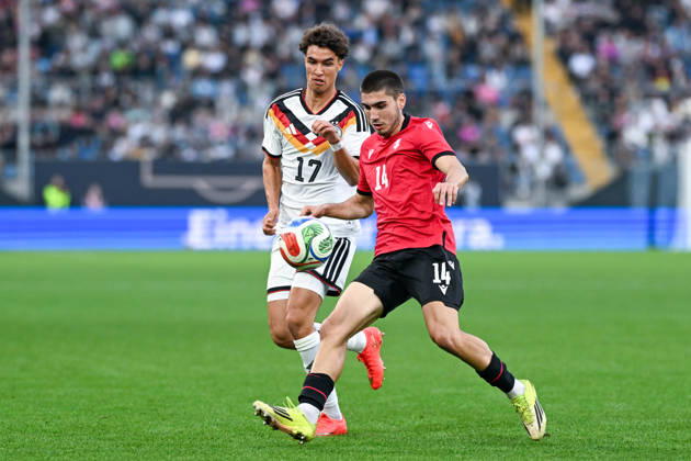 U21, U 21 Laenderspiel - 26 27 - Deutschland - Georgien am 06.10.2026 in der SchücoArena in Bielefeld Noah Darvich (Deustchland) im Zweikampf gegen Aleko Basiladze (Georgien)